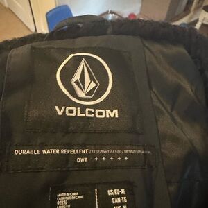 Volcom Black Water-Repellent light weight ski vest with removable fur hood